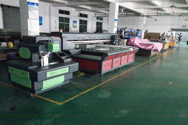 中国 圧電気のインクジェット大きい紫外線平面プリンター 2500X1300mm CMYK+W/CMYK サプライヤー
