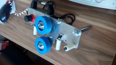 曲げられた二重ガラスの単位のための手持ち型の手動端ローラーの出版物 サプライヤー